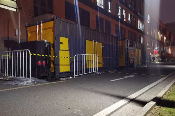 大通柴油发电机组的输出电压是如何调节的？