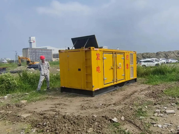 大通200KW柴油发电机机组每小时的油耗量受哪些因素影响？